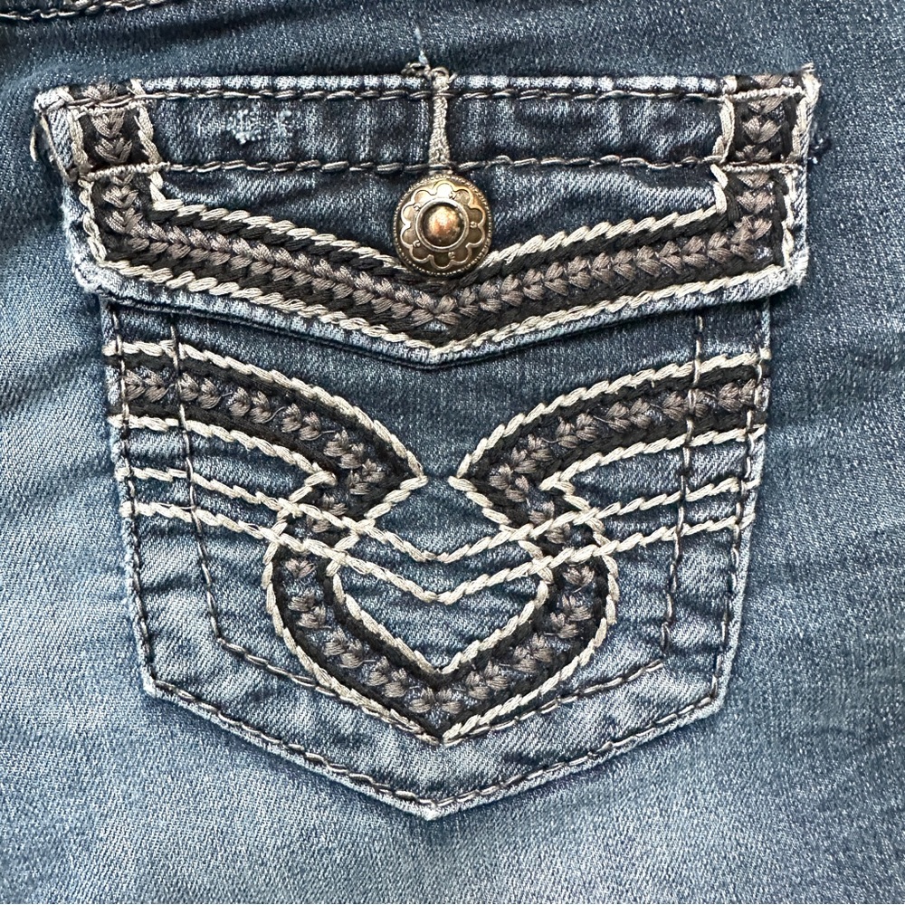 Maurices Silver Jeans Cropped Denim Embroidered Pocket Dark Wash Size 3/4 - Picture 3 of 8